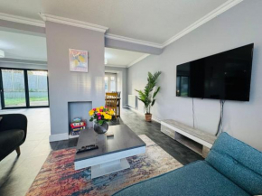 Spacious Open-Plan Modern House with Garden and Parking